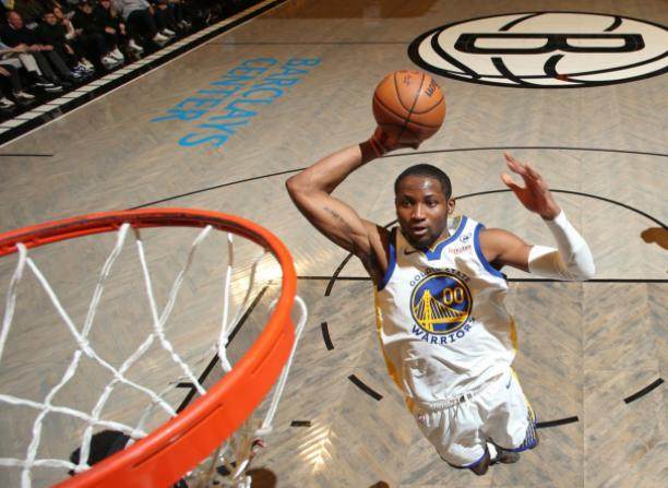 星空体育-冲击亿元肥约！库明加10战9次20+ 变勇士新希望